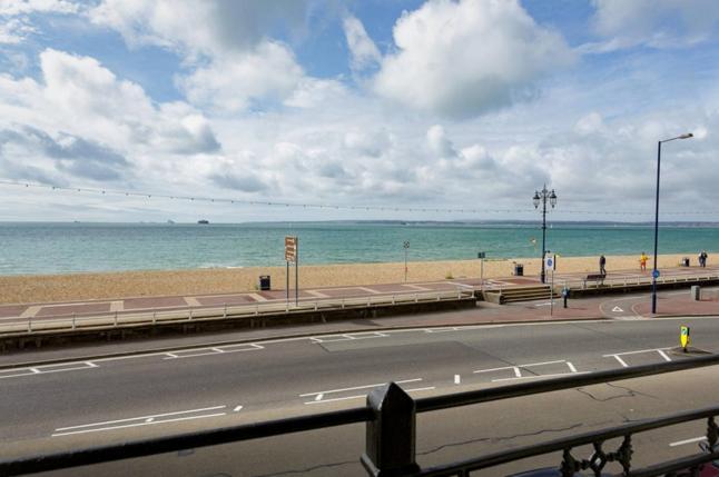 Spacious 3 Bedroom Beachfront Property With Amazing Sea Views! Portsmouth Exterior foto